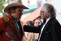 Duke Montana (Tommy Lee) zeigt in seinem glamourösen Western-Outfit, wie toll die Farben zusammenpassen!