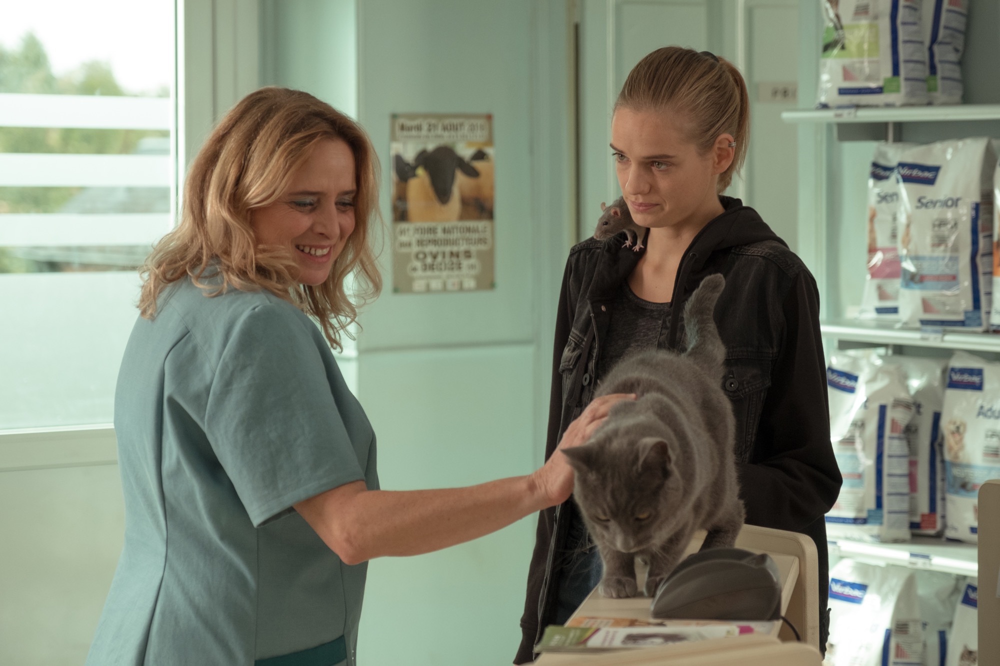 Sprechstundenhilfe Lila (Carole Franck) und Tierärztin Alex (Noémie Schmidt)
