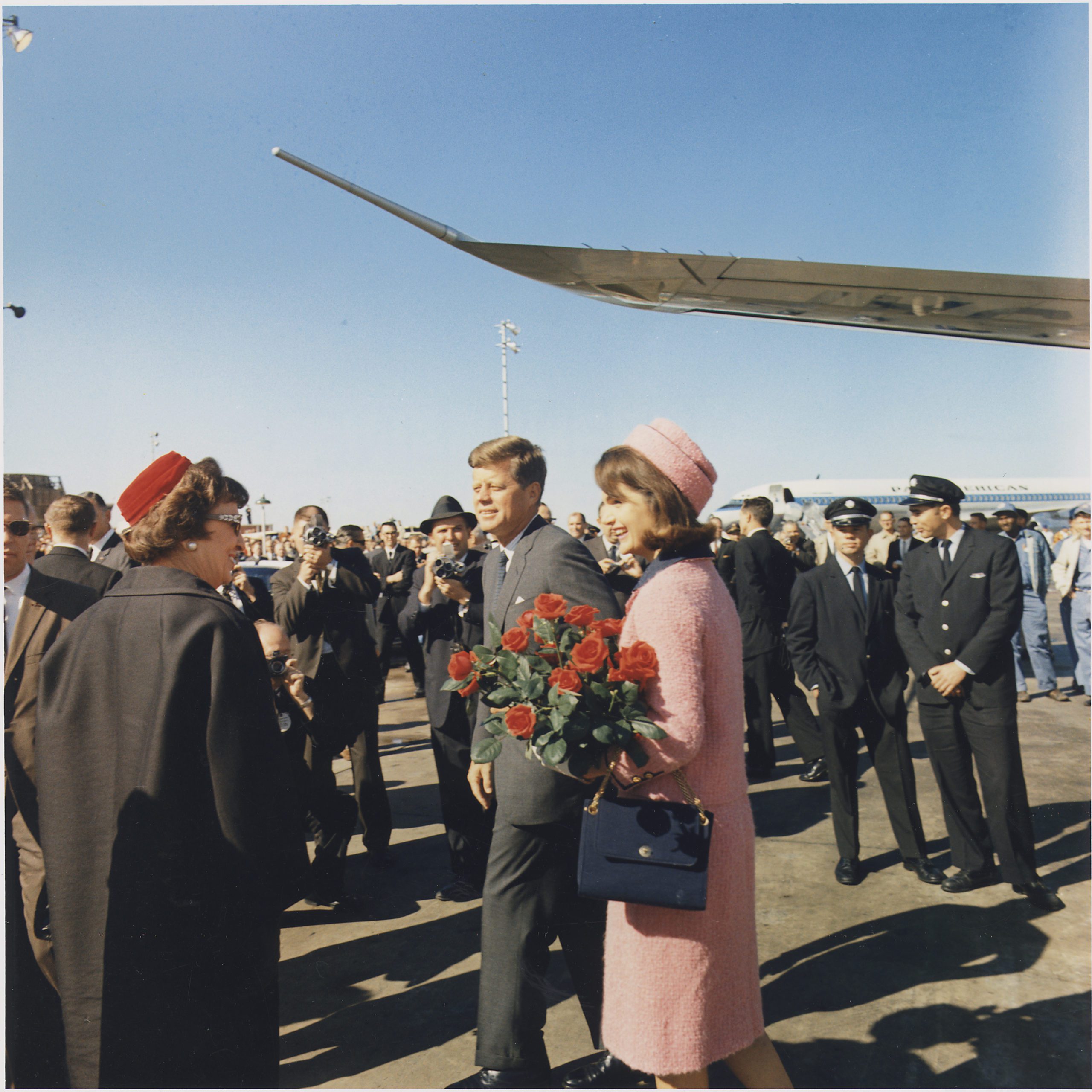 Präsident John F. Kennedy und First Lade Jacqueline Kennedy treffen am 22. November 1963 in Dallas ein.
