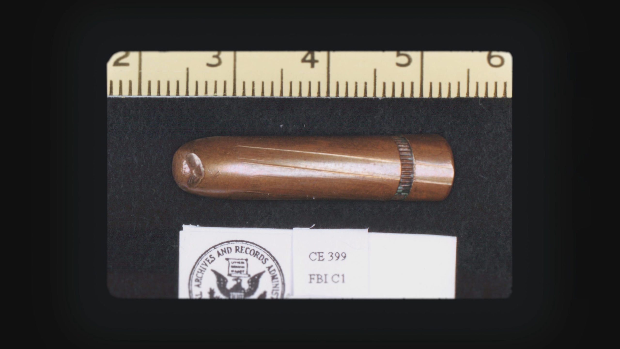 Die Magic Bullet (alias CE 399), von der die Warren-Kommission behauptete, traf sowohl Präsident Kennedy als auch den Gouverneur von Texas, John Connally, und verursachte zwei Wunden in Kennedy und fünf Wunden in Connally 