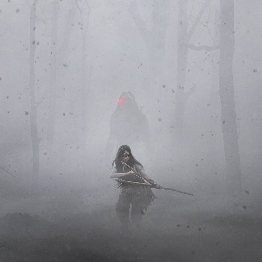 Nebel im Wald. Im Vordergrund eine Person mit pfeil und Bogen während im Hintergrund sich unbemerkt die Silouette des Predators abzeichnet.