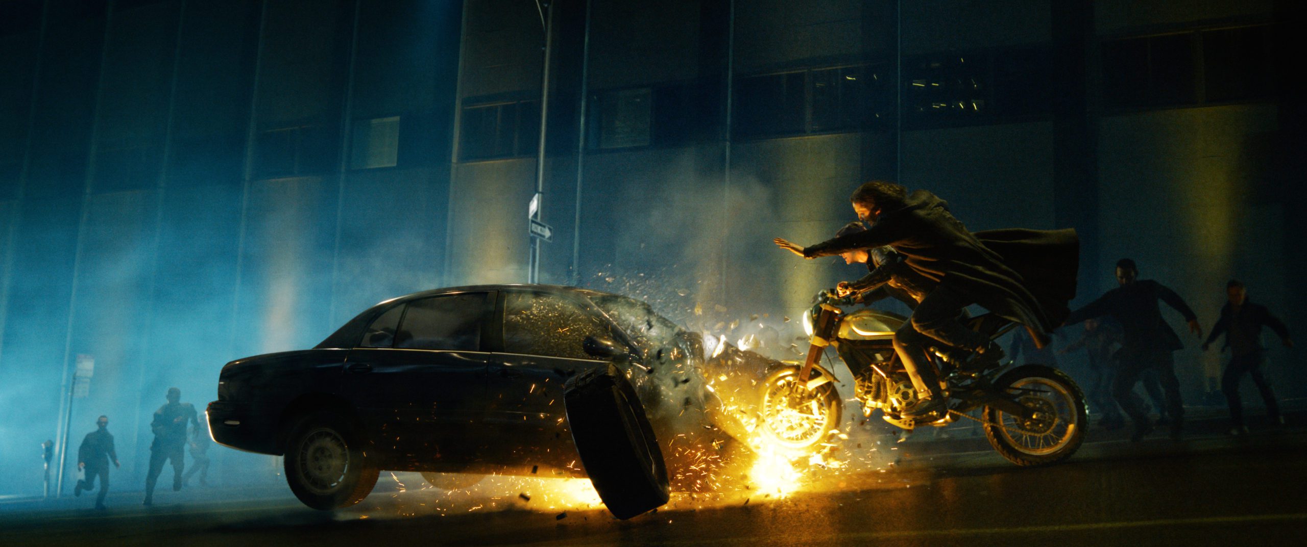 (L-r) CARRIE-ANNE MOSS als Trinity and KEANU REEVES als Neo/ Thomas Anderson in "The Matrix: Resurrections" © 2021 Warner Bros. Entertainment Inc.