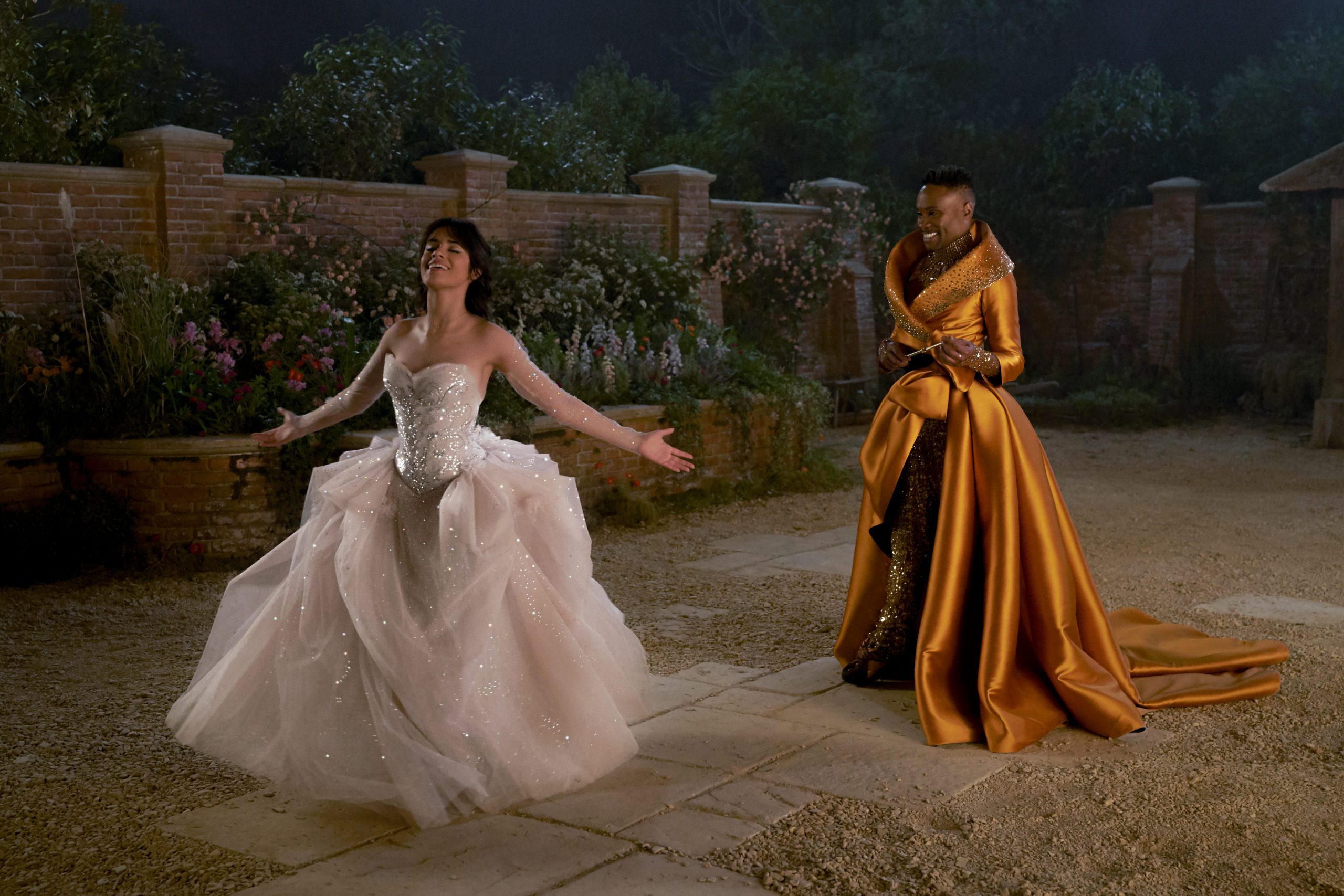 Camila Cabello und Billy Porter in CINDERELLA Photo: Kerry Brown © 2021 Amazon Content Services LLC