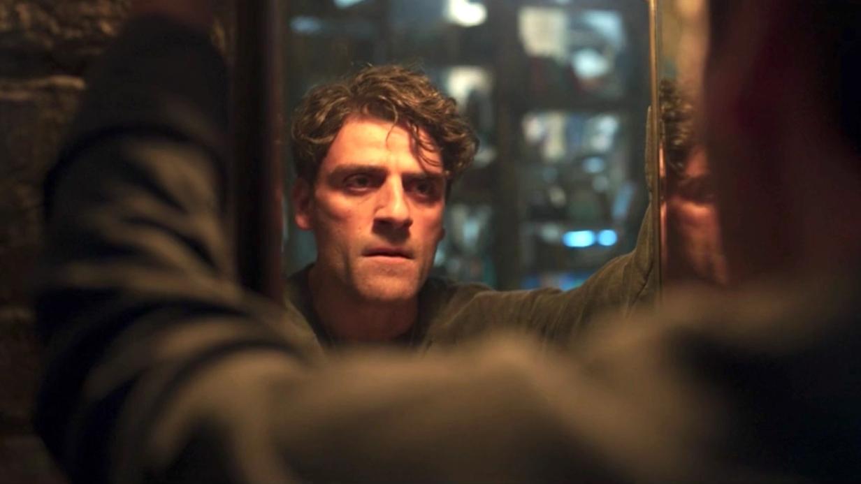 Oscar Isaac als Moon Knight vor einem Spiegel