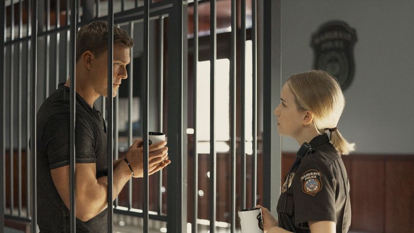 Jack Reacher ( links ) wurde verhaftet und erhält einen Kaffee durch die Polizistin Roscoe