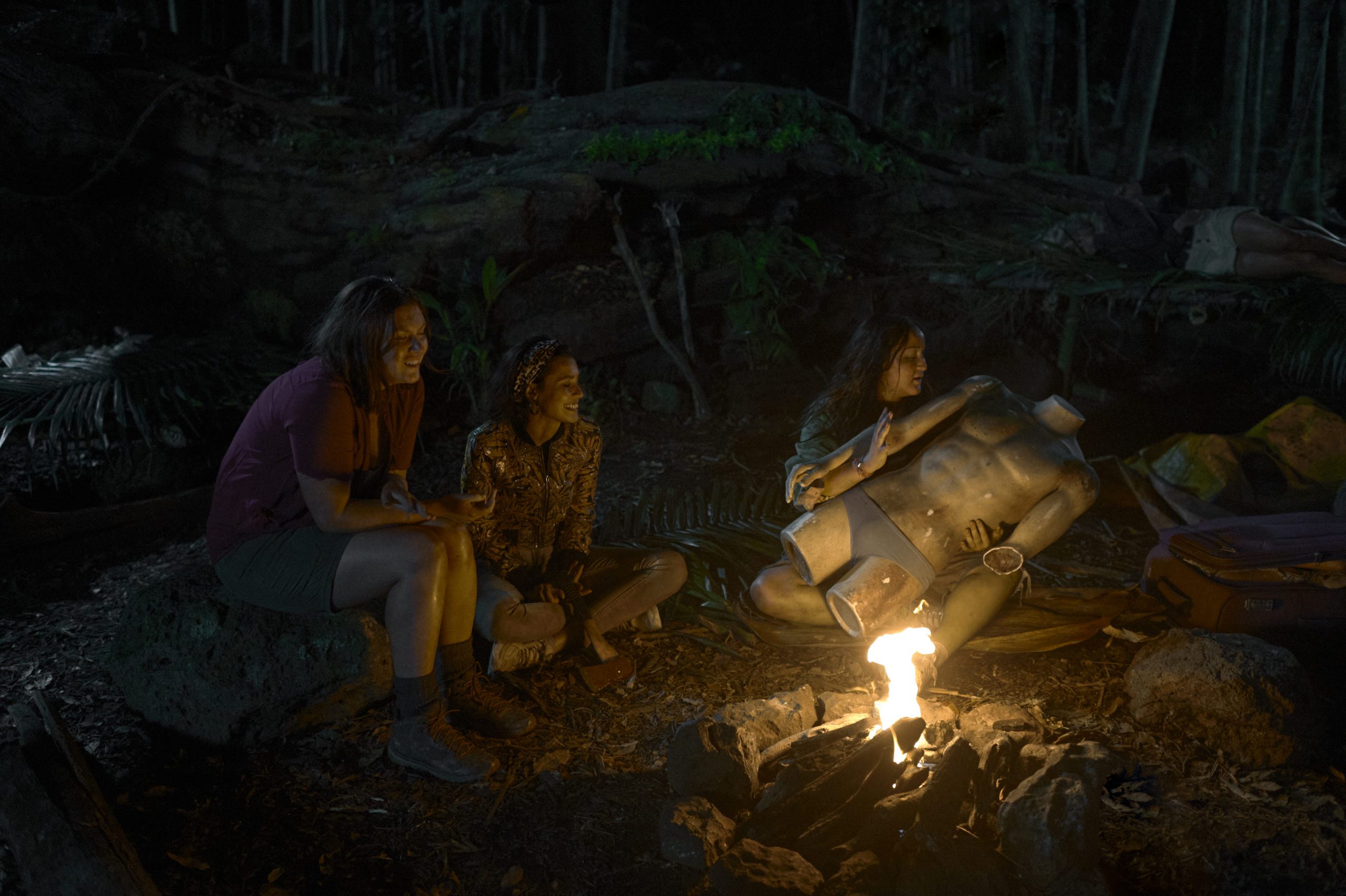 Drei Mädchen sitzen am Lagerfeuer. The Wilds Staffel 2 