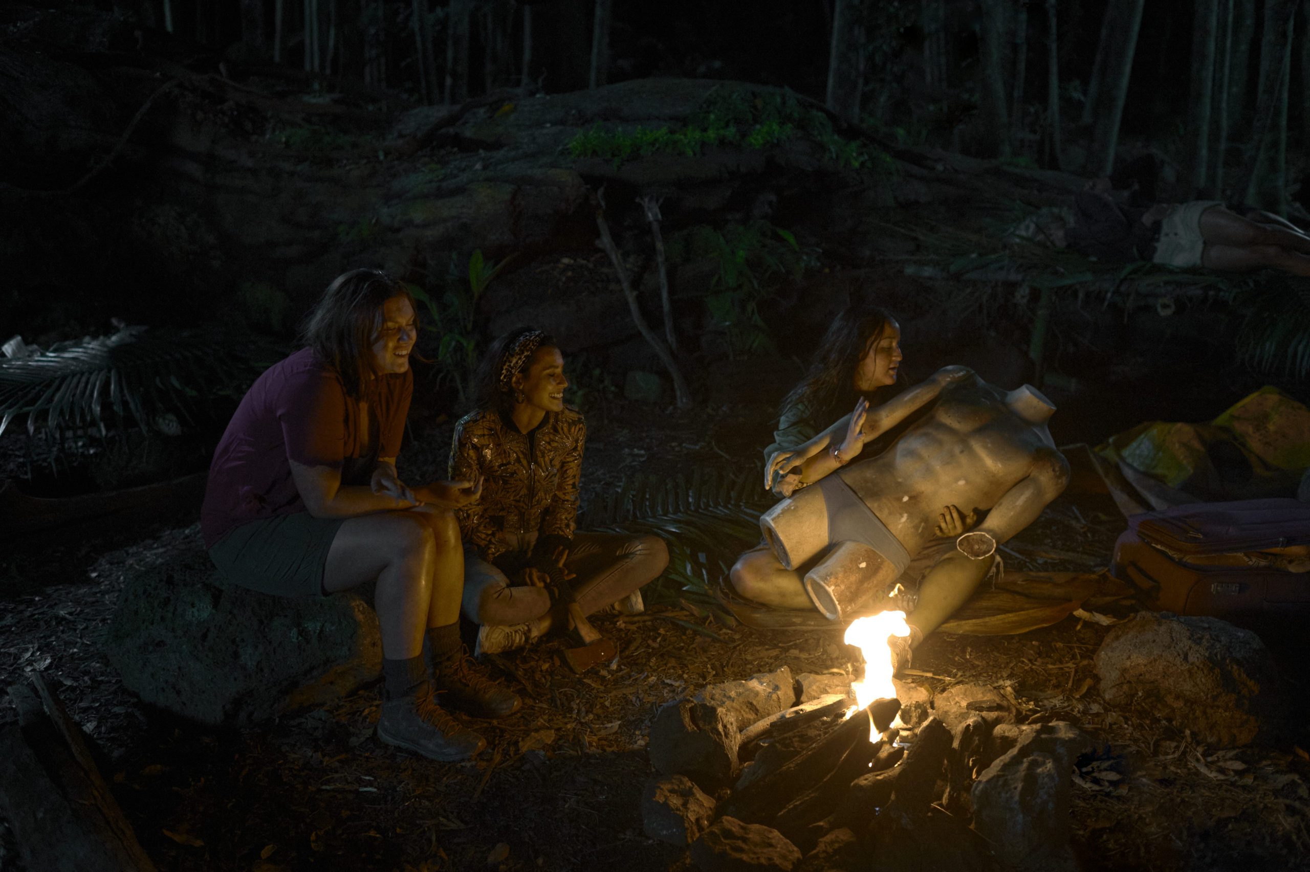 Drei Mädchen sitzen am Lagerfeuer. The Wilds Staffel 2