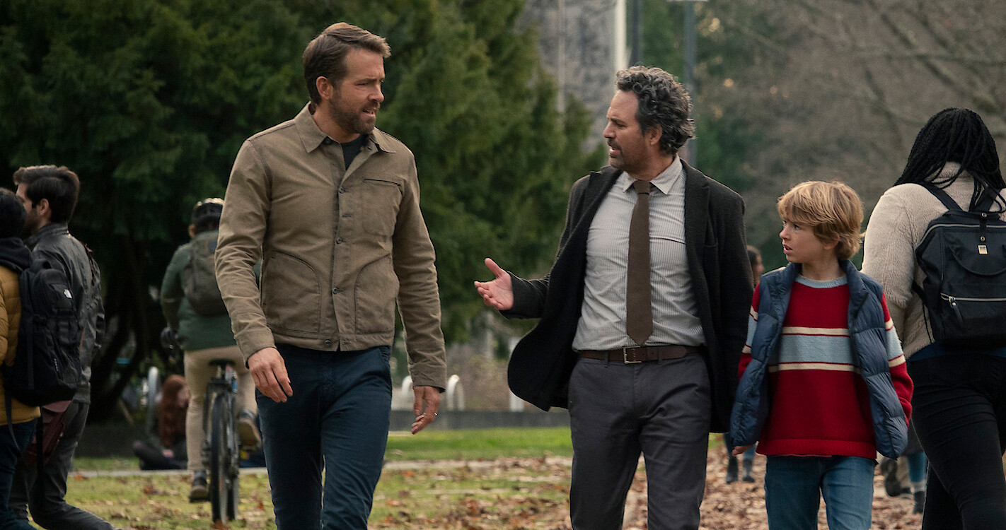 (L-R) Adam Reed (Ryan Reynolds) im Gespräch mit seinem Vater (Mark Ruffalo) und Adam Reed (Walker Scobell) in The Adam Project