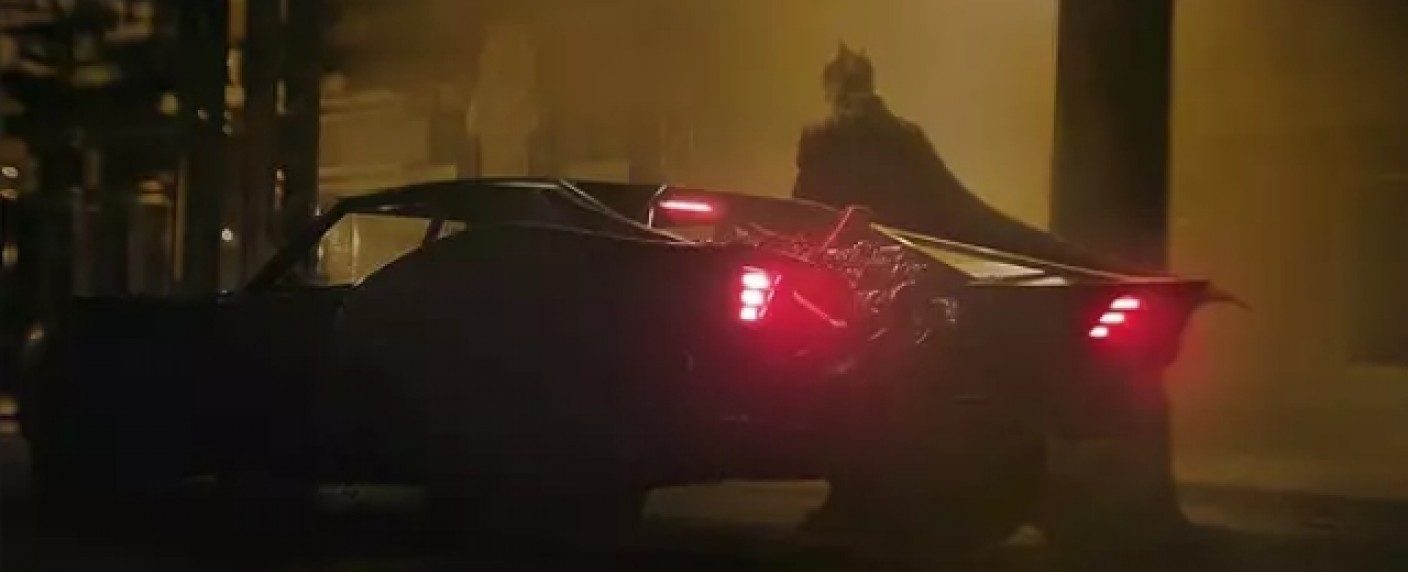 Batman (Robert Pattinson) an seinem Batmobil