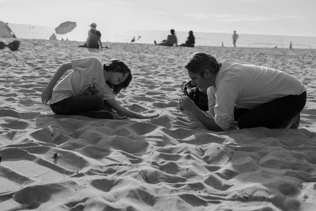 Joaquin Phoenix und Woody Norman am Strand