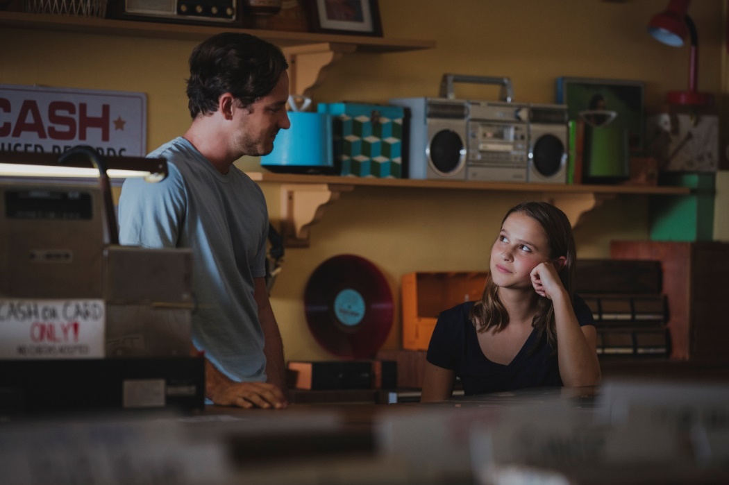 "Press Play And Love Again" Trailer: Eine emotionale und musikalischen Zeitreise