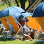 Liegestühle mit Schirmen im Olympiapark München