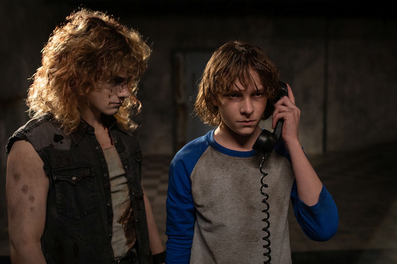 Brady Hepner und Shaw (Mason Thames) in The Black Phone,
