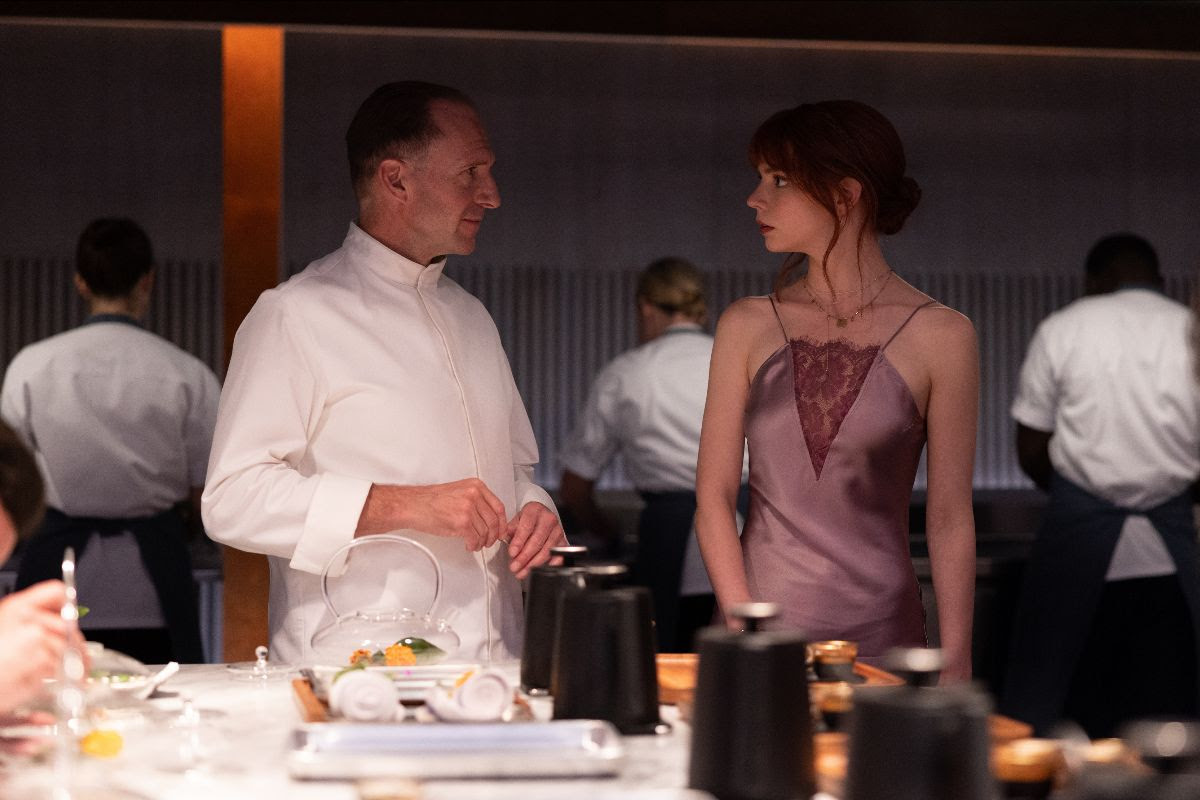  Slowik (Ralph Fiennes) erklärt Margot (Anya Taylor-Joy) sein ausgefallenes Gourmet-Konzept