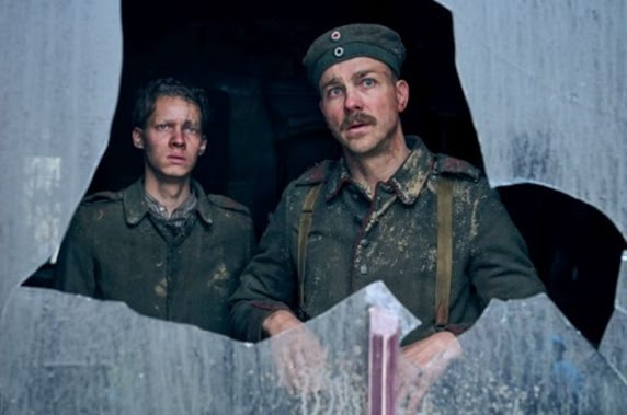 Paul Bäumer (l., Felix Kammerer) und Stanislaus Katczinsky (r., Albrecht Schuch) werden zu Vertrauten © Reiner Bajo