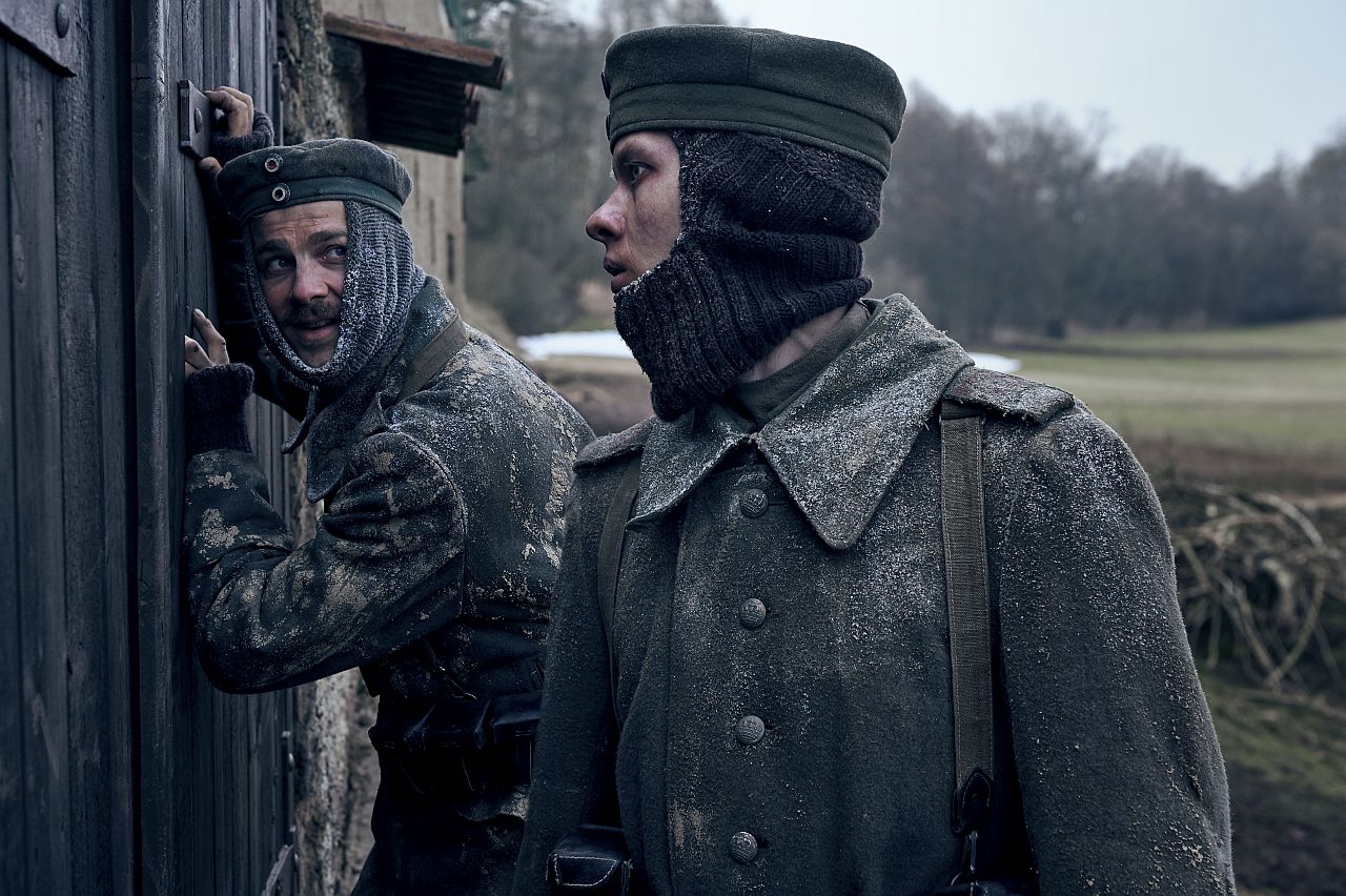 Zwei Soldaten im ersten Weltkrieg an einem Schuppen.