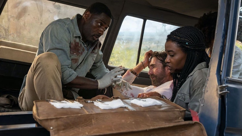 Idris Elba versorgt den verletzten Martin (Sharlto Copley)