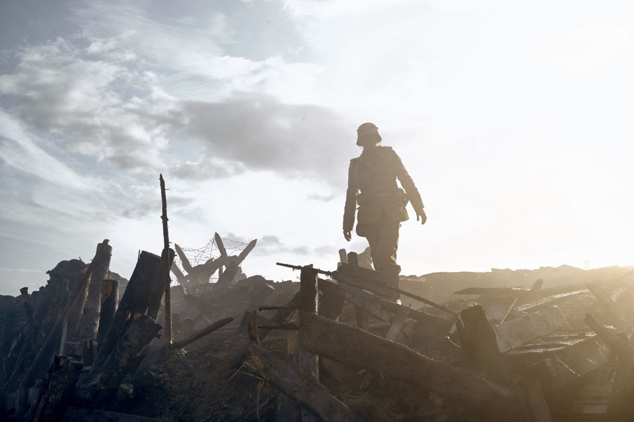 Ein Soldat steht auf einem Trümmerhaufen