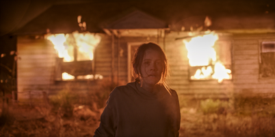Smile - Szenebild Sosie Bacon verlässt ein brennendes Haus
