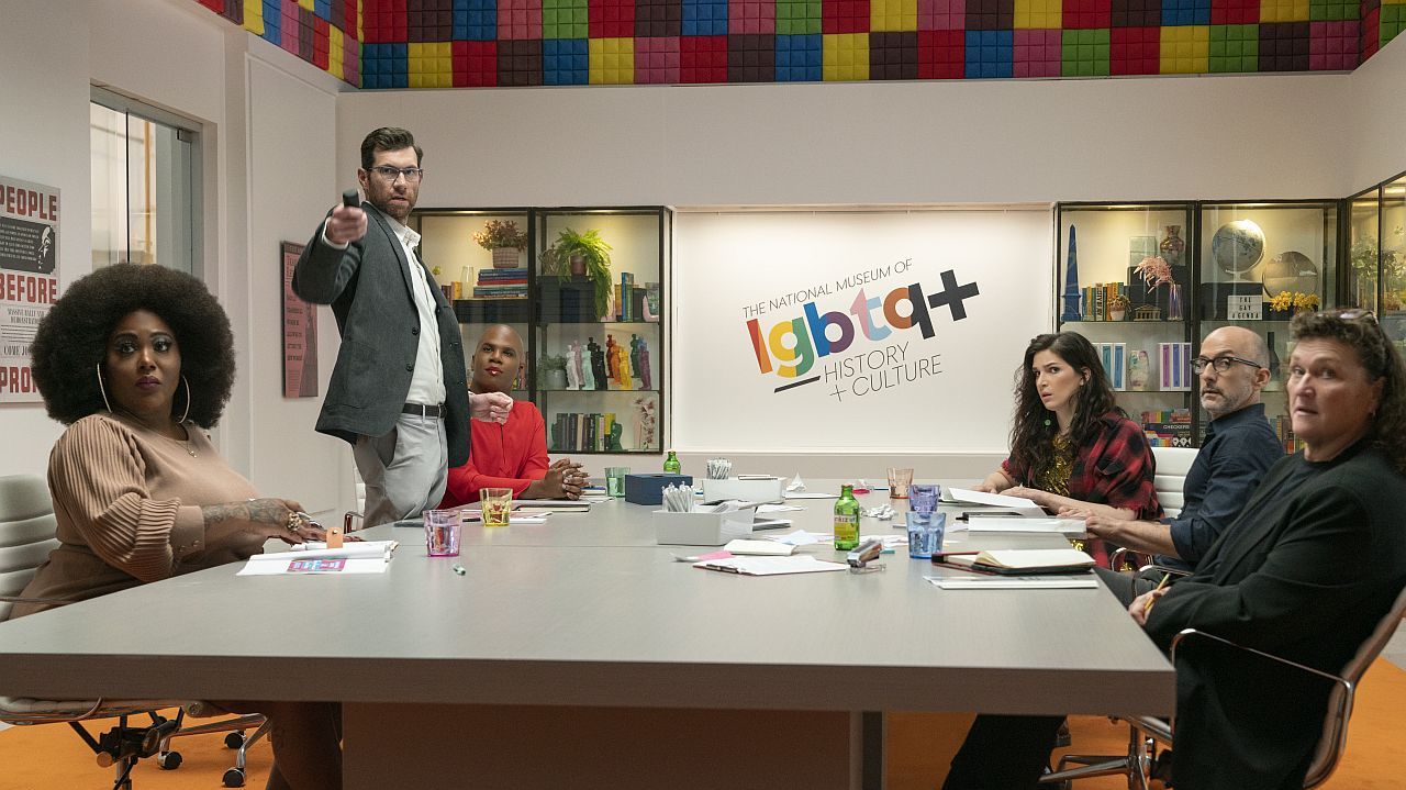 (von links) Angela (Ts Madison), Bobby (Billy Eichner), Wanda (Miss Lawrence), Tamara (Eve Lindley), Robert (Jim Rash) und Cherry (Dot-Marie Jones) in Bros