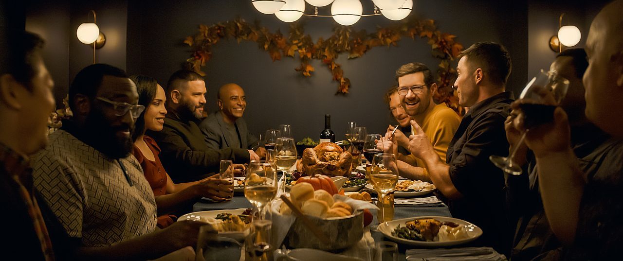 von links) Peter (Peter Kim), Paul (Justin Covington), Tina (Monica Raymund), Edgar (Guillermo Díaz), Tom (D’Lo), Lucas (Becca Blackwell), Bobby (Billy Eichner), Aaron (Luke Macfarlane), Marty (Symone) und Henry (Guy Branum) in Bros