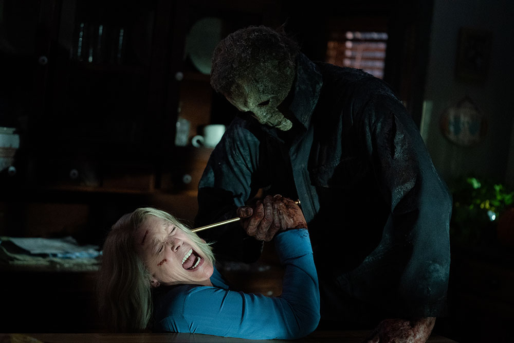 Jamie Lee Curtis als Laurie Strode und Michael Myers (aka The Shape) in HALLOWEEN ENDS, von David Gordon Green