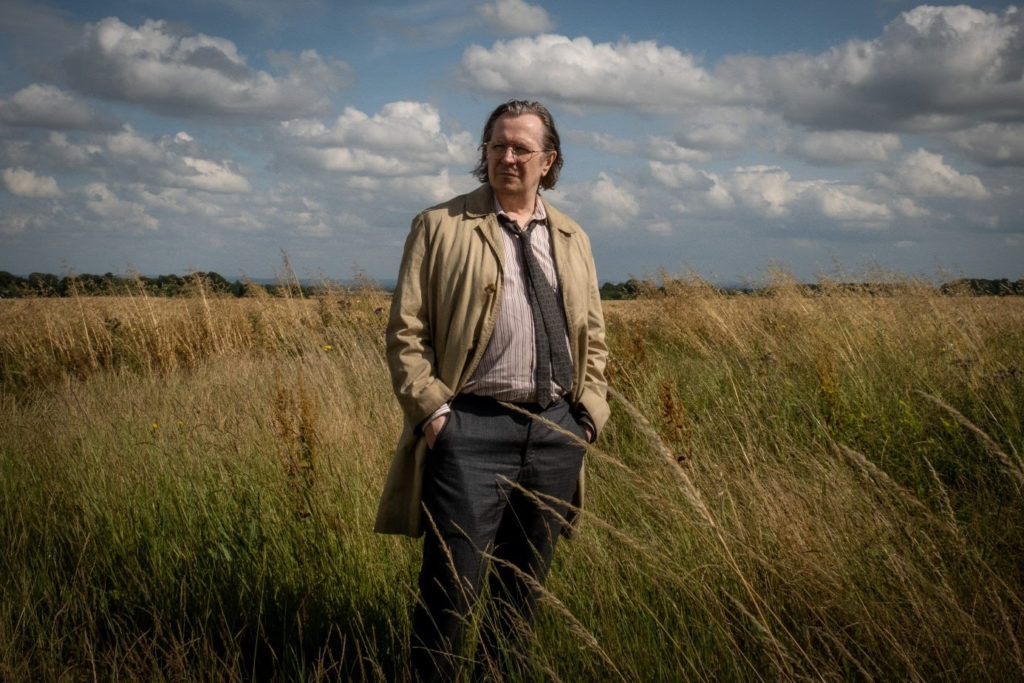 Gary Oldman mit Trenchcoat in Slow Horses