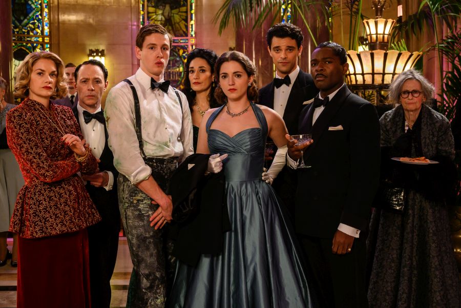 (von L-R): Ruth WIlson, Reece Shearsmith, Harris Dickinson, Sian Clifford, Pearl Chanda, Jacob Fortune Lloyd, David Oyelowo und Ania Marson in SEE HOW THEY RUN.