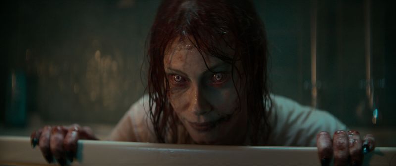 Evil Dead Rise Szenenfoto zeigt eine Frau die aus einer Badewanne schaut