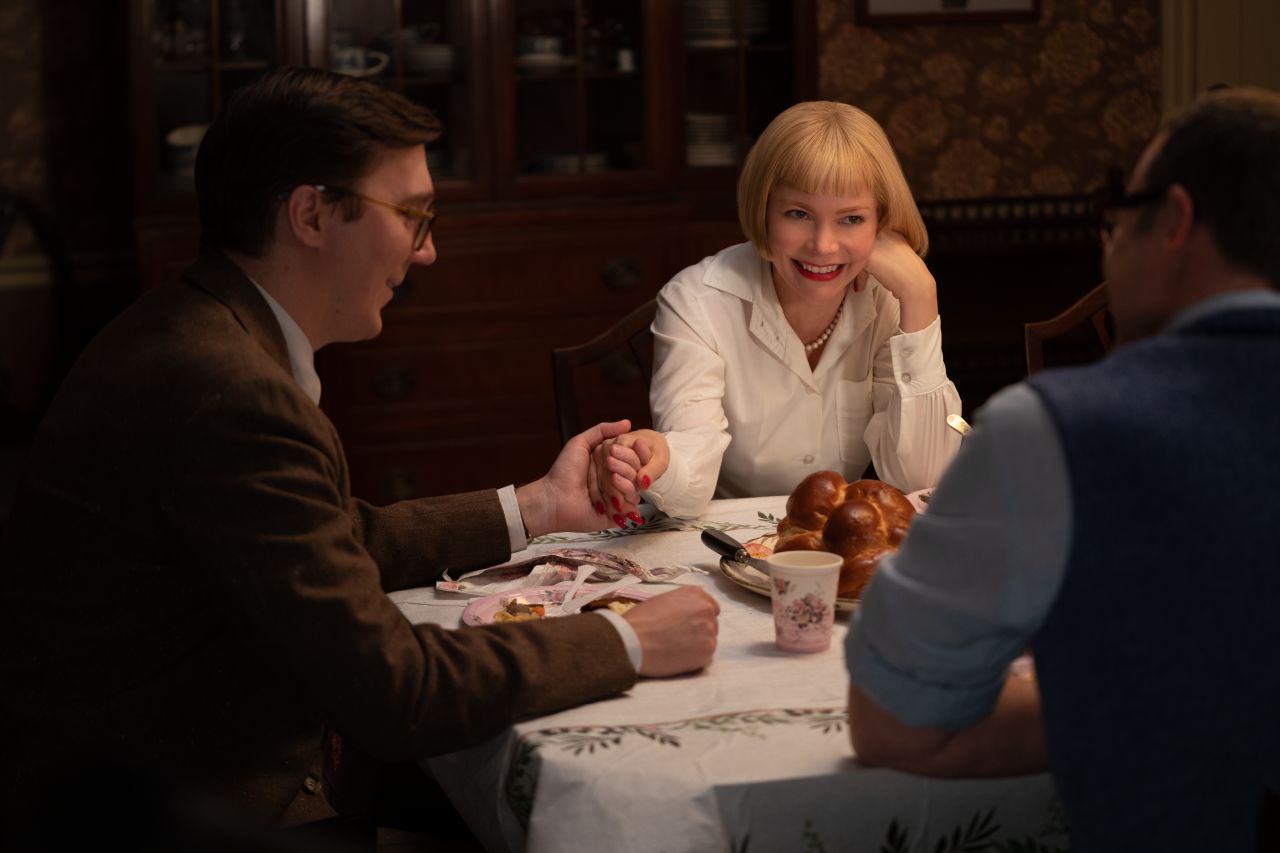 (L-R) Burt Fabelman (Paul Dano), Mitzi Fabelman (Michelle Williams) and Bennie Loewy (Seth Rogen, mit dem Rücken zur Kamera) in The Fabelmans
