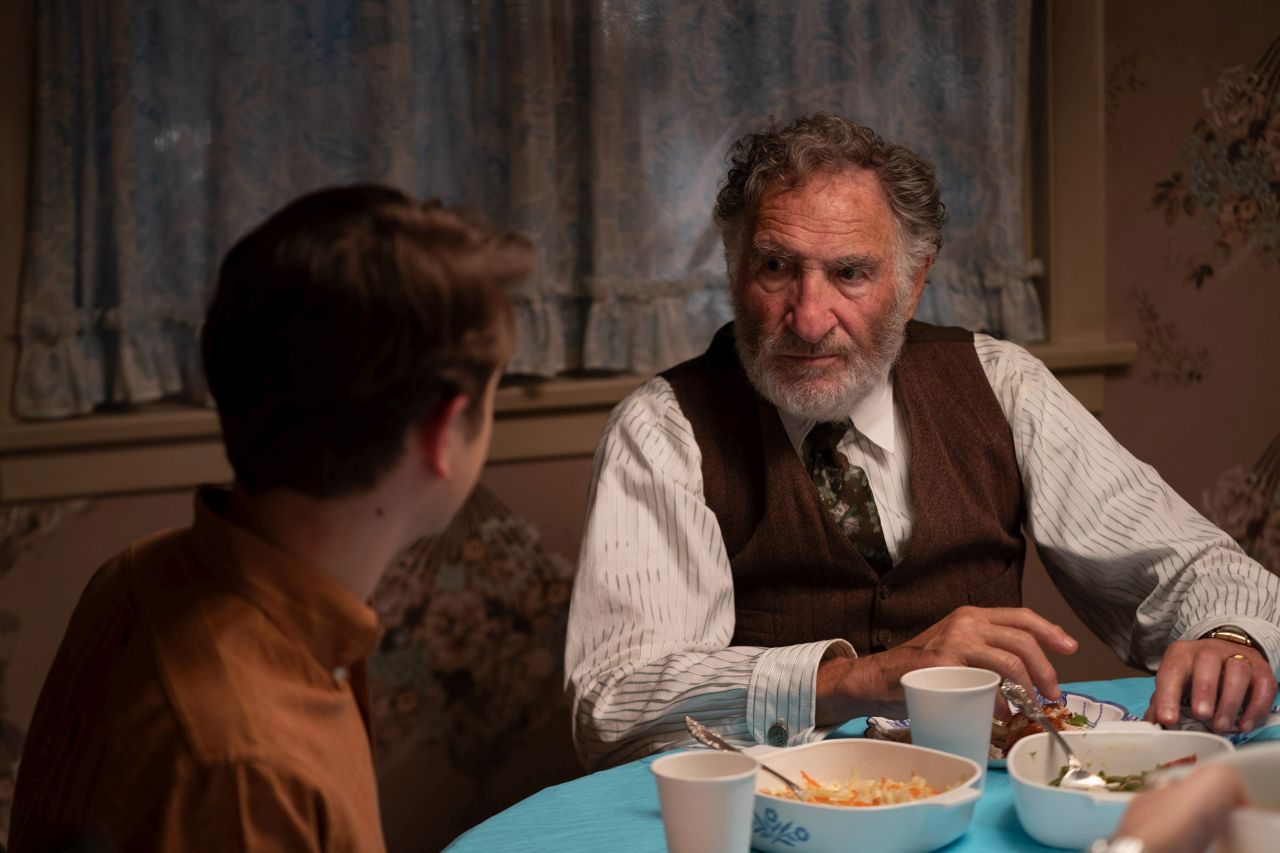 (L-R) Sammy Fabelman (Gabriel LaBelle) and Uncle Boris (Judd Hirsch) in The Fabelmans