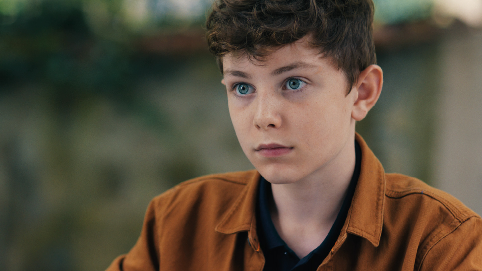 Ungläubiger Blick eines Jungen im Film Himbeeren mit Senf