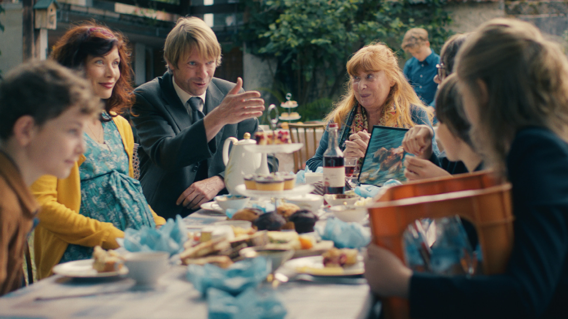 Angeregtes Gespräch am Tisch mit den Kindern aus dem Film Himbeeren mit Senf