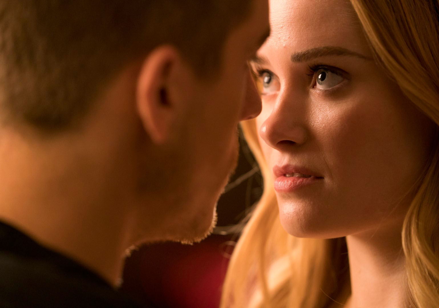 Dylan Sprouse und Virginia Gardener sind Travis Maddox und Abby Abernathy in BEAUTIFUL DISASTER.