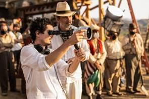 Am Set von Babylon wird die richtige Einstellung der Kamera Perspektive gesucht.