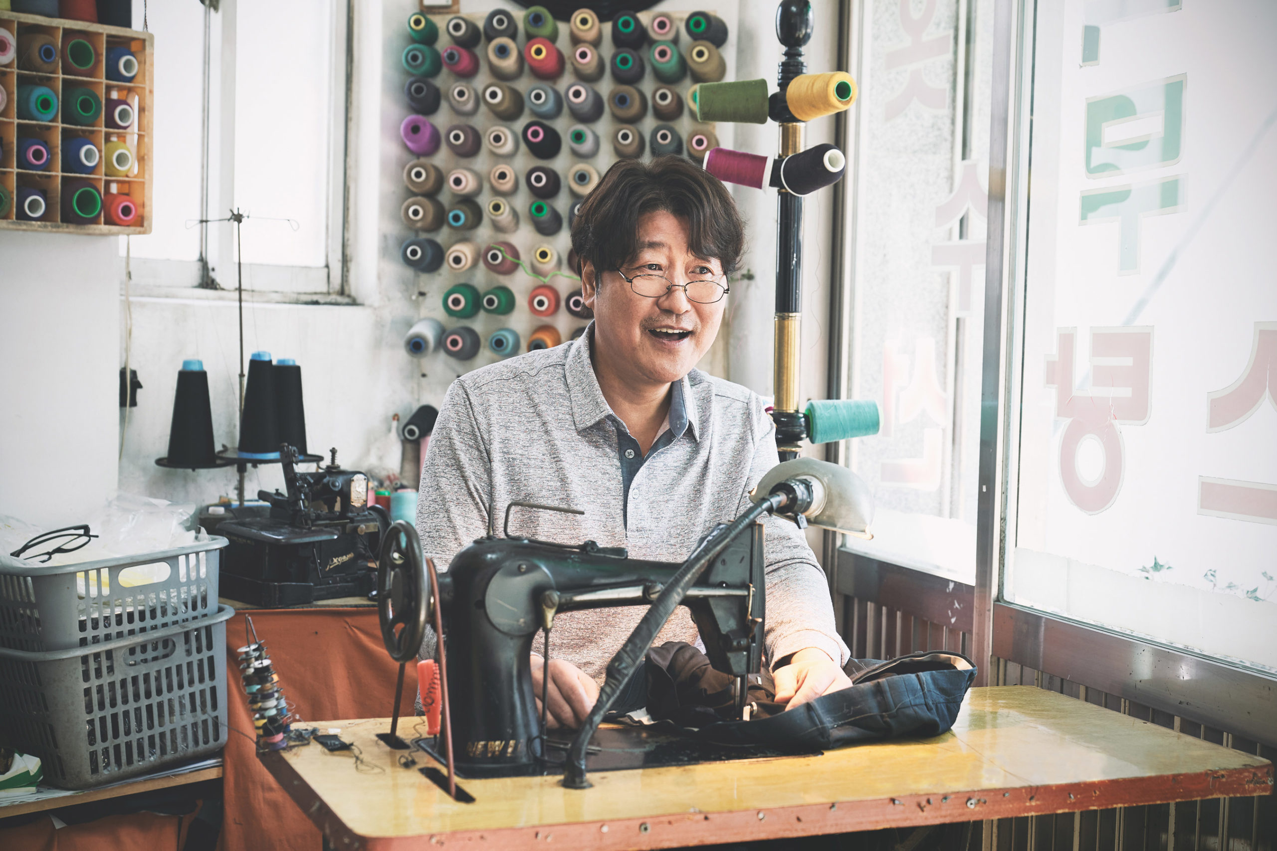 Bürgerliche Fassade: Um von seinem halbseidenen Nebenverdienst abzulenken, führt Sang-hyun (Song Kang-Ho) einen Waschsalon mit Änderungsschneiderei.