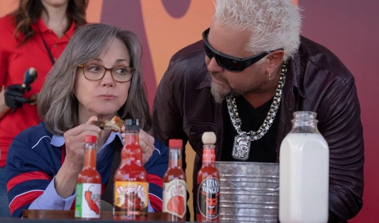(L-R) Sally Field bei einem Hot-Wings Wettessen mit Guy Fieri in Brady`s Ladies