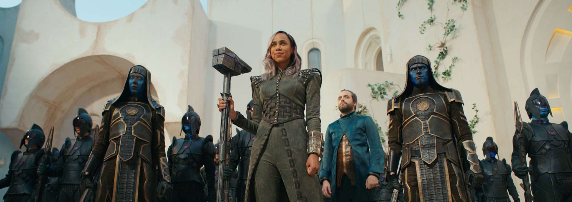 (L-R): Zawe Ashton als Dar-Benn und Daniel Ings als Ty-Rone in THE MARVELS