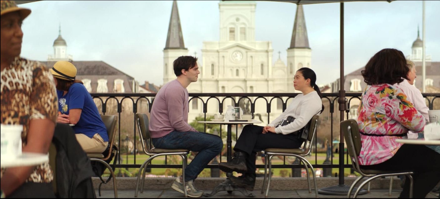 Nicholas Hoult und Awkwafina haben einiges zu besprechen in Renfield, da ihnen Dracula und die Gangster aus New Orleans auf den Fersen sind