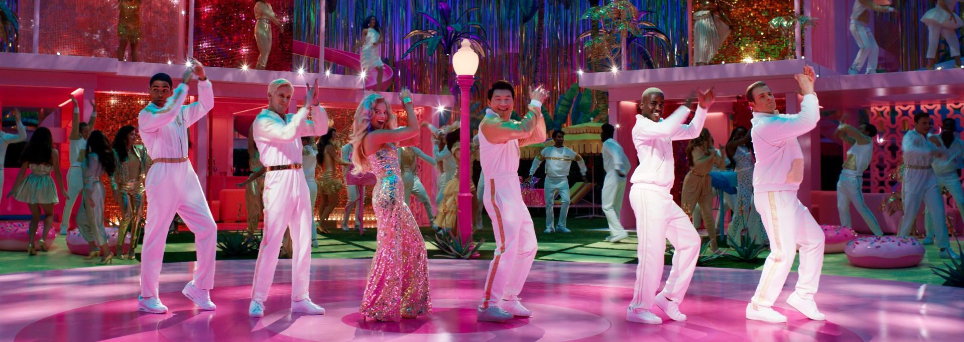 (L-r) KINGSLEY BEN-ADIR als Ken, RYAN GOSLING als Ken, MARGOT ROBBIE als Barbie, SIMU LIU als Ken, NCUTI GATWA als Ken and SCOTT EVANS als Ken in BARBIE