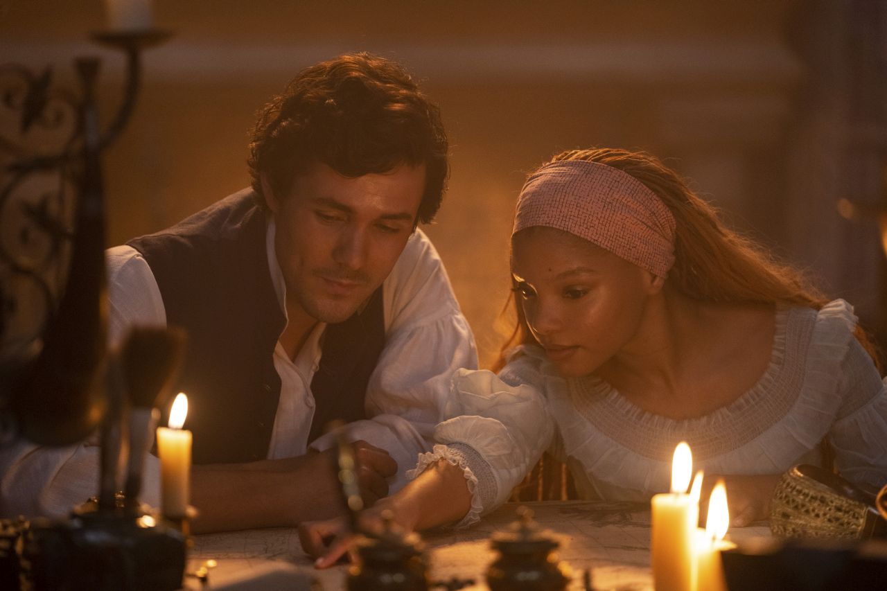 (L-R): Jonah Hauer-King als Prince Eric und Halle Bailey als Arielle in Disney's live-action ARIELLE, DIE KLEINE MEERJUNGFRAU.