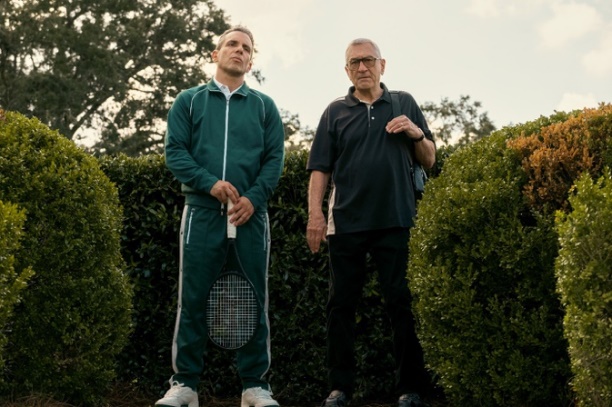 (L-R) Sebastian Maniscalco und Robert De Niro auf dem Weg zum Tennisplatz