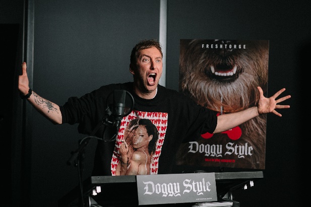 YouTube-Ikone und Comedian Freshtorge im Synchro-Studio zu DOGGY STYLE