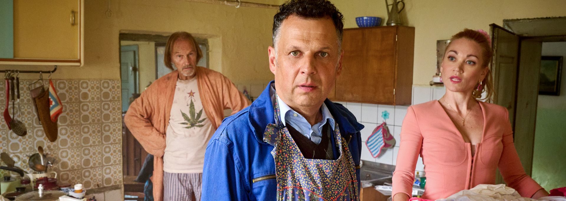 Papa Eberhofer (Eisi Gulp), Leopold (Gerhard Wittmann) und Susi (Lisa Maria Potthoff) müssen feststellen, dass sich das bisschen Haushalt nicht von alleine macht - Trailer