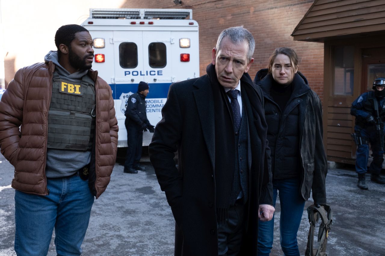 Jovan Adepo (McKenzie), Ben Mendelsohn (Lammark), Shailene Woodley (Eleanor) in Catch The Killer