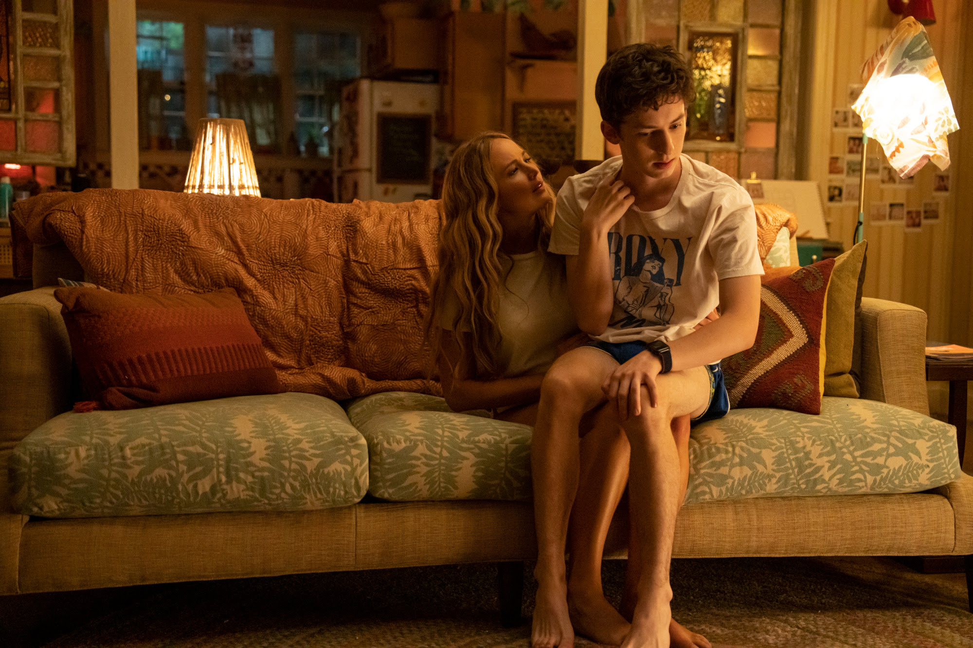 Maddie (Jennifer Lawrence) und Percy (Andrew Barth Feldman) in NO HARD FEELINGS.