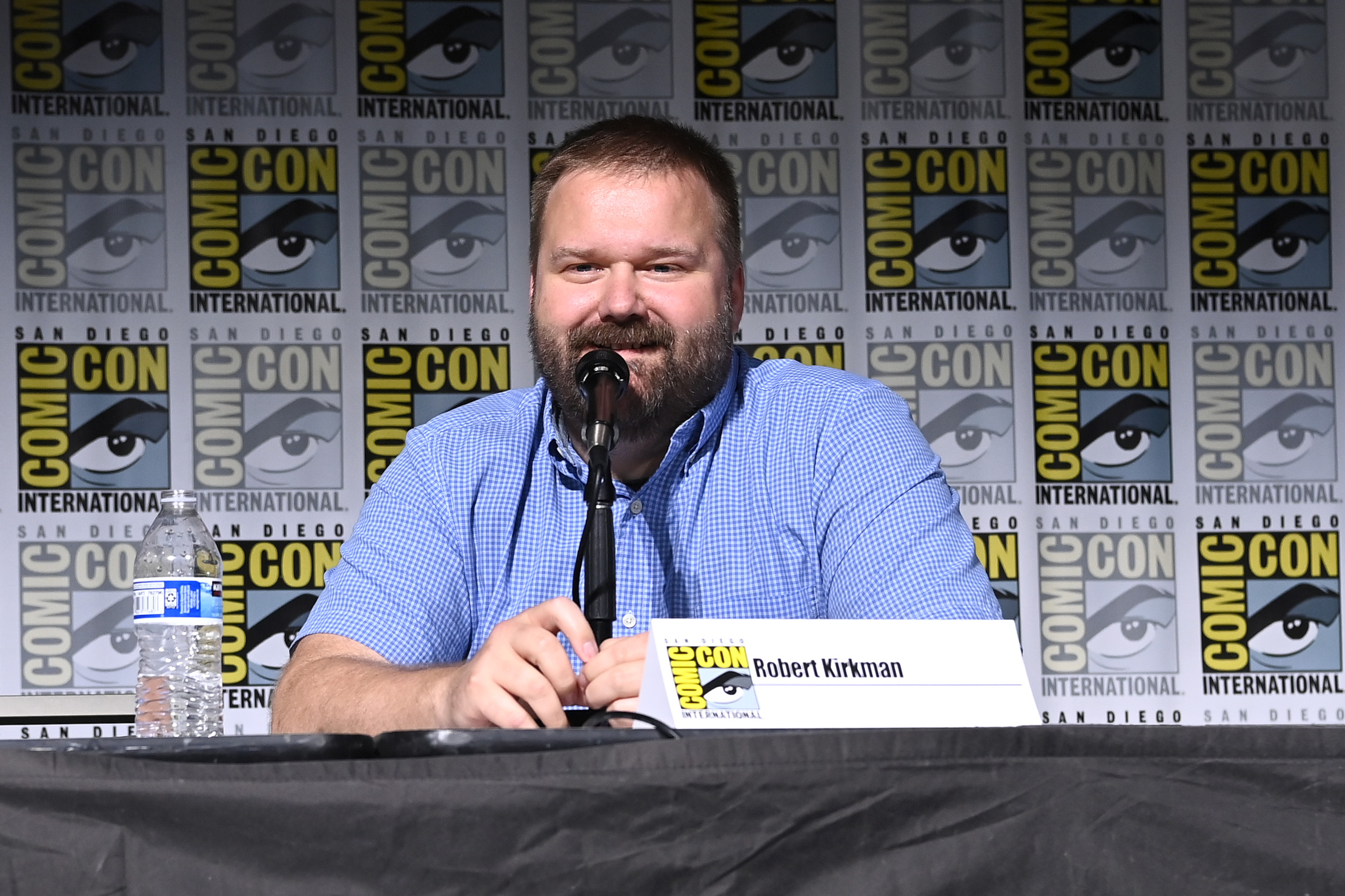 SAN DIEGO, CALIFORNIA - JULY 21: Executive Producer und Mit-Schöpfer der Serie, Robert Kirkman, war Gast beim Invincible Staffel 2 Panel bei San Diego Comic Con im San Diego Convention Center am July 21, 2023 in San Diego, California.
