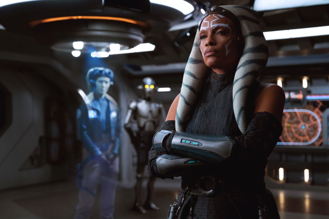 (L-R); Hera Syndulla (Mary Elizabeth Winstead) und Ahsoka Tano (Rosario Dawson) in Lucasfilm's AHSOKA.