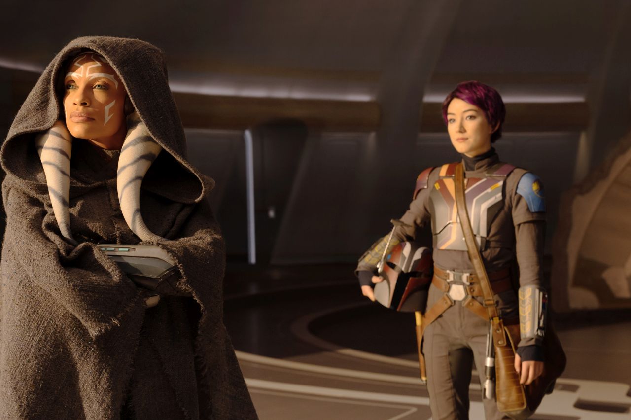 (L-R): Ahsoka Tano (Rosario Dawson) und Sabine Wren (Natasha Liu Bordizzo) in Lucasfilm's AHSOKA, exklusiv auf Disney