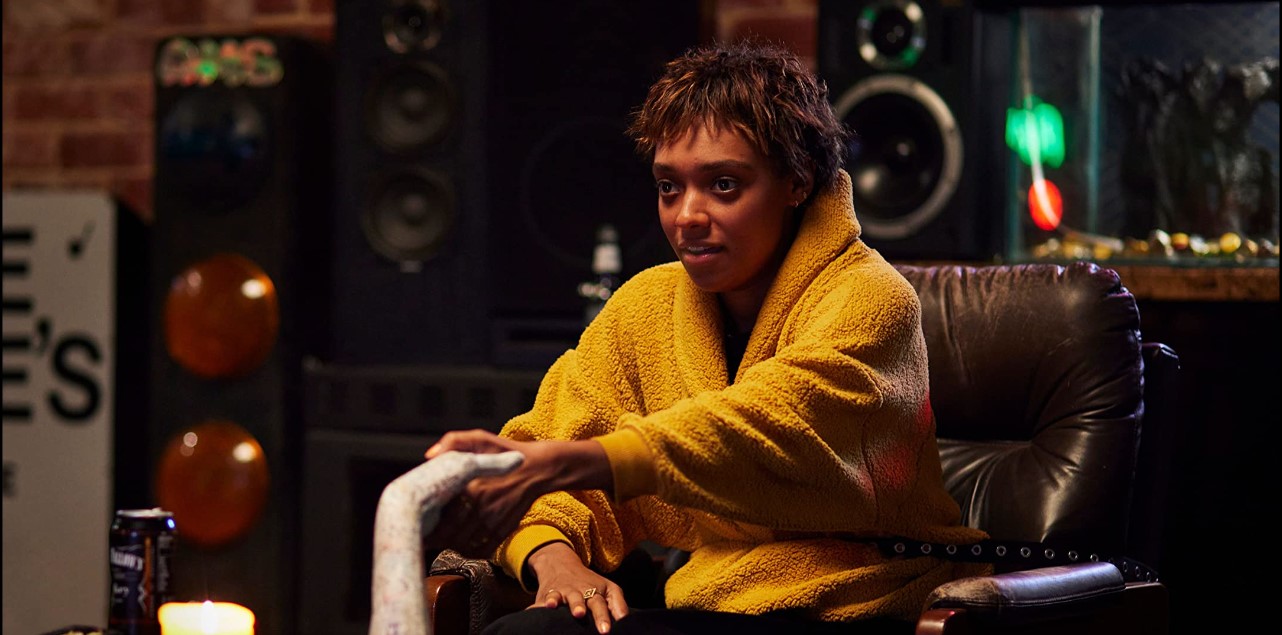 Mia (Sophie Wilde) in TALK TO ME